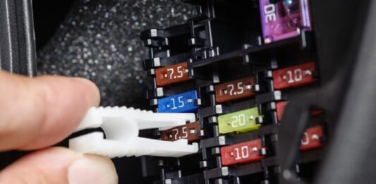 Como testar sua central multimídia antes de enviar a uma assistência técnica