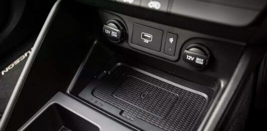 Qual o melhor carregador por indução no carro?