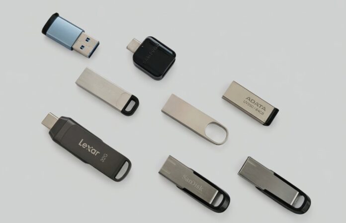 Pendrives Kingston, ADATA, Lexar e genérico testados para atualização de central multimídia VW Play e Ford Sync 3