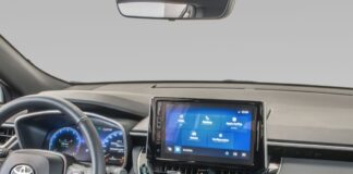 Central multimídia do Toyota Corolla Cross com falha na conexão Bluetooth Android auto Apple Carplay