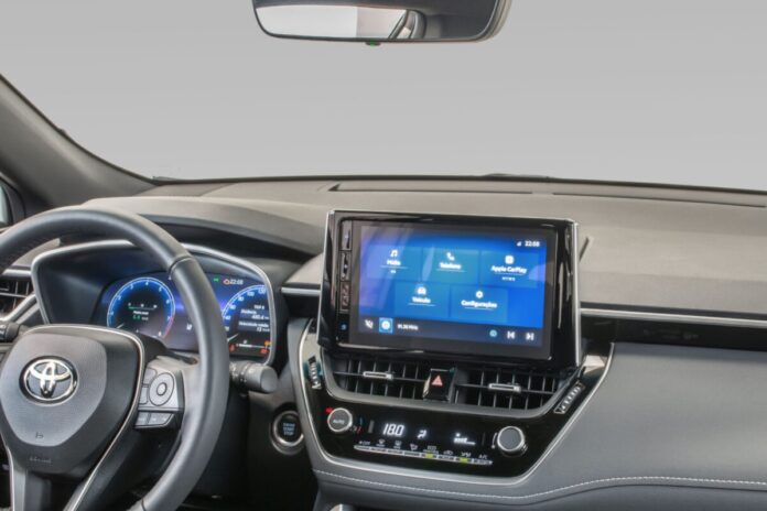 Central multimídia do Toyota Corolla Cross com falha na conexão Bluetooth Android auto Apple Carplay