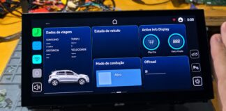 Central multimídia VW Play conectada à bancada da Reiaudio para atualização de software, limpeza do erro 1555 e diagnóstico via ODIS