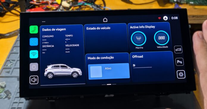 Central multimídia VW Play conectada à bancada da Reiaudio para atualização de software, limpeza do erro 1555 e diagnóstico via ODIS